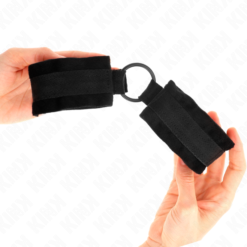 KINK - MANCHETTES DÉBUTANT FOURRURE 25 CM AVEC O-RING 4 CM NOIR AJUSTABLE 15-25 CM KINK WRIST RESTRAINT