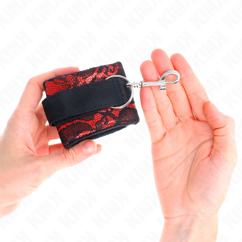 KINK - ATTENTES-POIGNETS COURTES EN DENTELLE DE VELOURS ET RELIURE EN NYLON ROUGE / NOIR 23 X 6,5 CM KINK WRIST RESTRAINT
