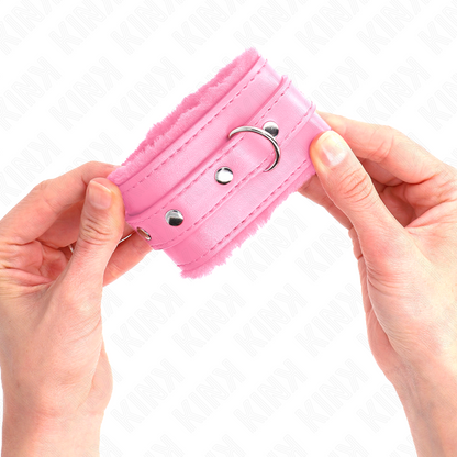 KINK - APPUI-POIGNETS DOUBLÉS DE FOURRURE PREMIUM ROSE AVEC CEINTURE ROSE RÉGLABLE 17-29 CM X 6 CM KINK WRIST RESTRAINT