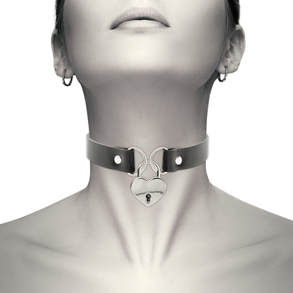 COQUETTE CHIC DESIRE - COLLIER EN CUIR VEGAN AVEC ACCESSOIRE COEUR AVEC CL? COQUETTE ACCESSORIES